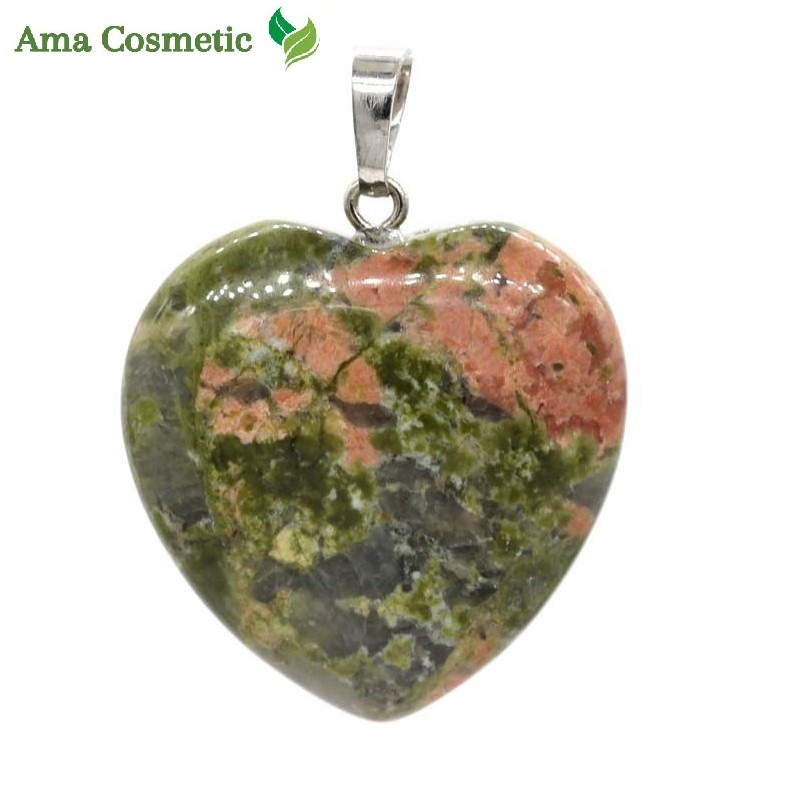 قلادة على شكل قلب من حجر الكلوريت الطبيعي – توازن وتجديد